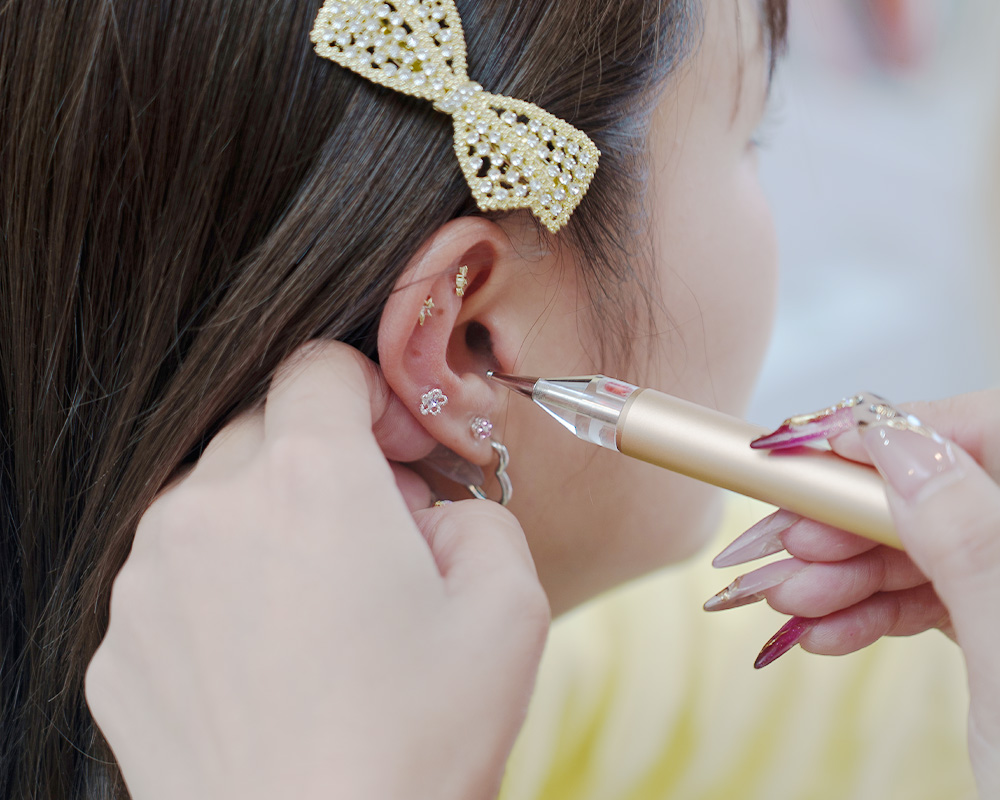 耳つぼジュエリーの施術イメージ